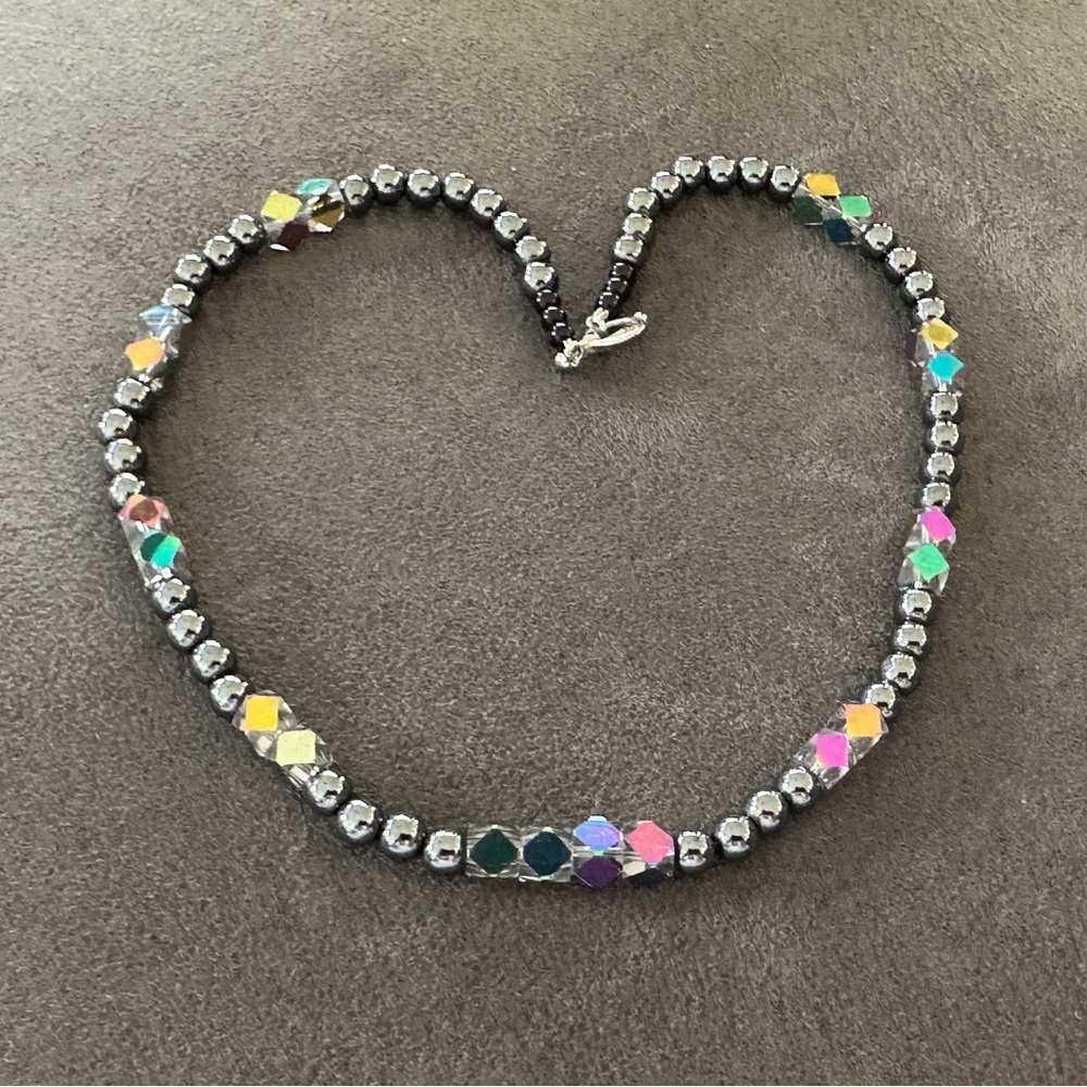 NEW! Beautiful Beaded Necklace w Iridescent & Gray Pearl Glass Beads